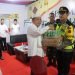 Al Haris menyerahkan bingkisan lebaran kepada petugas pengamanan, Jumat (21/04/2022) malam. (Dok. Deni- RJ.COM)