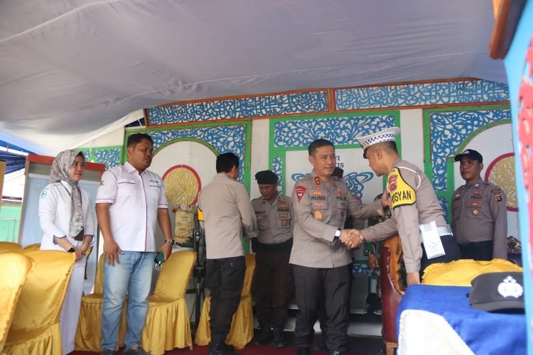 Kapolda Jambi saat  menyambangi beberapa Pos Pengamanan dan Pos Pelayanan Operasi Ketupat 2023 yang ada di Provinsi Jambi, Selasa (25/04/2023). (Dok. Humas Polda Jambi)