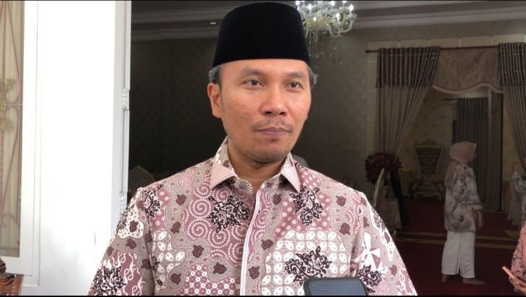 Ketua DPRD Provinsi Jambi, Edi Purwanto saat diwawancarai di Rumdis, Sabtu (29/04/2023). (Dok. Humas DPRD Provinsi Jambi)