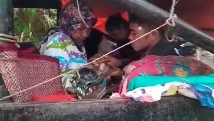 Capture video tampak Ibu Hamil di Merangin Terpaksa Melahirkan di Jalan saat akan dibawa menuju puskesmas pusat ibu Kecamatan, Sabtu (29/04/2023). (Dok. Capture Video)