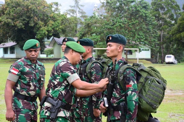 Kasrem 172/PWY saat Pimpin Upacara Pelepasan Satgas Pamtas Kewilayahan Yonif Raider 142/KJ, di lapangan Pacasila Rindam XVII/Cenderawasih, Sentani, Jayapura, Sabtu (29/4/2023).
(Dok. Papen Satgas Yonif Raider 142/KJ)