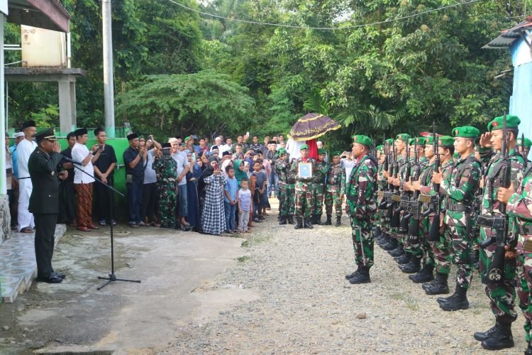 Dandim 0416/Bungo Tebo saat Pimpin Upacara Pemakaman Prajurit Secara Militer di TPU Lintas Asri, Kabupaten Bungo, Sabtu (29/04/2023). (Dok. Penrem 042/Gapu)