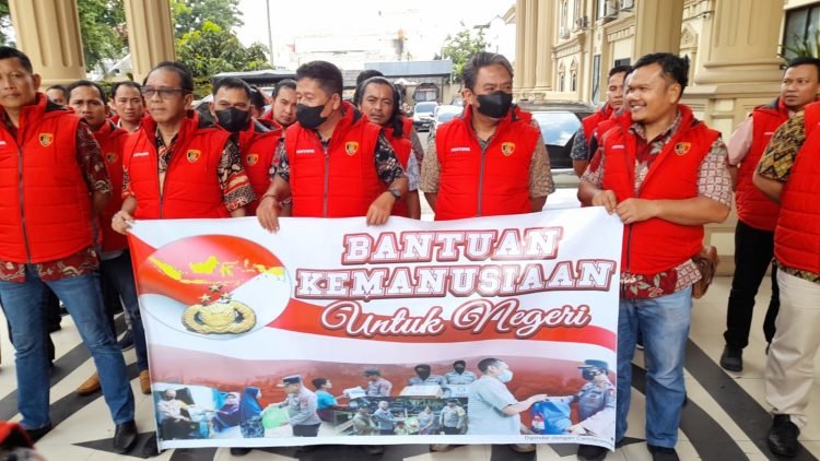 Direktorat Reserse Kriminal Umum Polda Jambi membagikan paket sembako kepada masyarakat yang ada di Kota Jambi. Sabtu (01/04/2023). (Dok. RJ.COM)