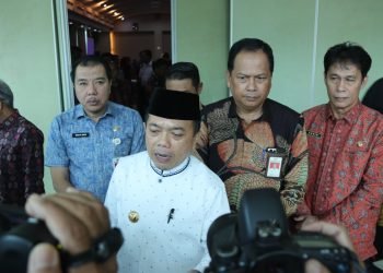 Gubernur Al Haris saat diwawancarai usai Penutupan Sosialisasi UKK Kepsek SMK di Shang Ratu Hotel Jambi, Minggu (02/04/2023). (Foto: Agus Suprianto - kominfo)