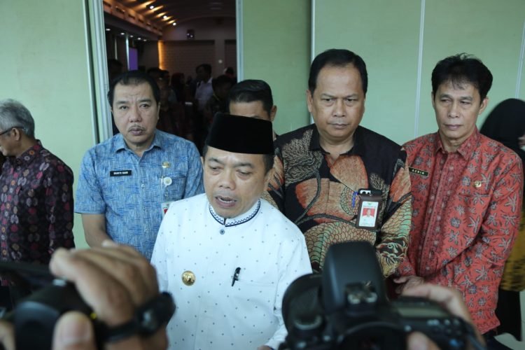 Gubernur Al Haris saat diwawancarai usai Penutupan Sosialisasi UKK Kepsek SMK di Shang Ratu Hotel Jambi, Minggu (02/04/2023). (Foto: Agus Suprianto - kominfo)