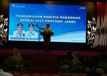 Gubernur Al Haris saat menyampaikan kata sambutan pada pengukuhan panitia Rakernas APDESI di Rumdis Senin (03/04/2023) malam. (Dok. Diskominfo/Novri)