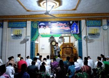 Wagub Sani Saat Safari Ramadhan di Masjid At-Taqwa Desa Ambai Bawah Kecamatan Sitinjai Laut Kabupaten Kerinci, Senin (03/04/2023). (Foto : Diskominfo/Agus Suprianto)