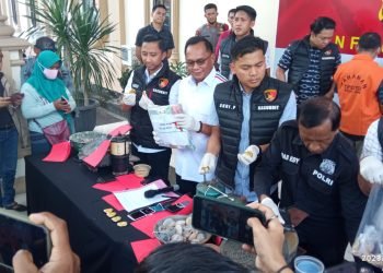Ditreskrimsus Polda Jambi laksanakan press release kasus tindak pidana PETI di lobby utama gedung B Polda Jambi, Selasa (04/04/2023). [Foto: RJ.COM]