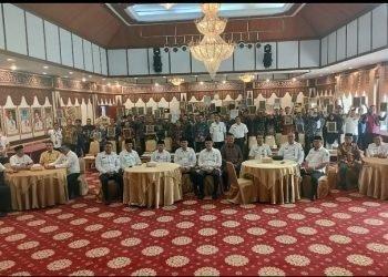 Gubernur Jambi Al Haris bersama perusahaan yang meraih piagam anugrah Proper 2022. (Foto: Riky Serampas/Pariwarajambi)