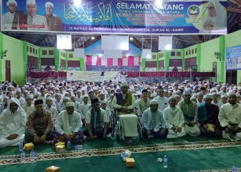 Gubernur Al Haris saat memperingati malam Nuzulul Qur’an 1444 Hijriyah di Pondok Pesantren Al-Mubarak, di Tahtul Yaman Seberang Kota Jambi (Sekoja), Jumat (07/04/2023) malam. (Dok. Luth-Kopasjambi)