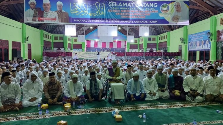 Gubernur Al Haris saat memperingati malam Nuzulul Qur’an 1444 Hijriyah di Pondok Pesantren Al-Mubarak, di Tahtul Yaman Seberang Kota Jambi (Sekoja), Jumat (07/04/2023) malam. (Dok. Luth-Kopasjambi)