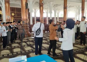 Gubenur Al Haris membuka secara resmi lomba Azan di masjid Agung Al Falah, Kota Jambi, Senin (10/4/23). (Dok. Diskominfo)