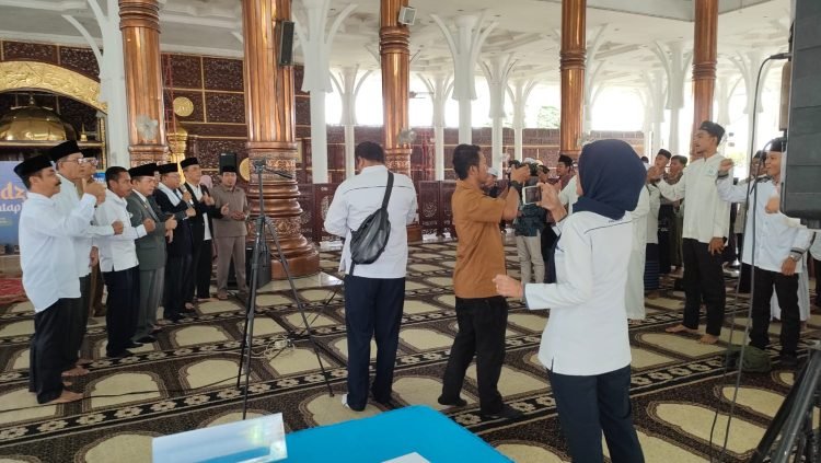 Gubenur Al Haris membuka secara resmi lomba Azan di masjid Agung Al Falah, Kota Jambi, Senin (10/4/23). (Dok. Diskominfo)