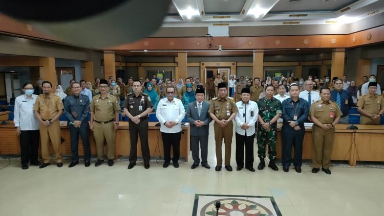 Gubernur Jambi Al Haris, Wakil Gubernur Jambi TPPS Provinsi Jambi, dan steakholder lainnya. (Dok. Diskominfo)