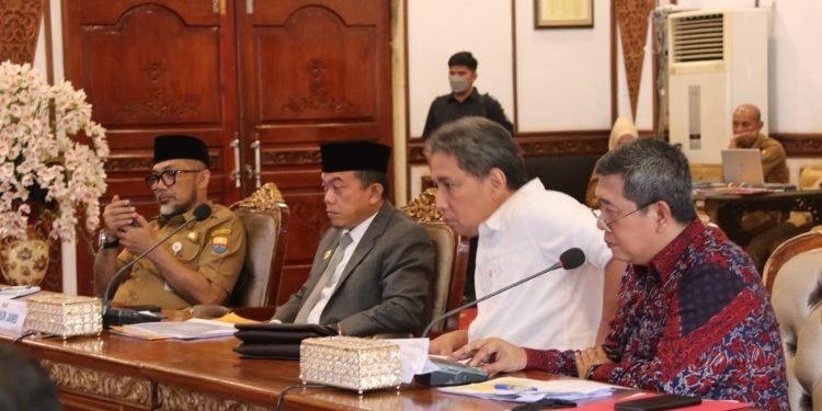 Al Haris saat mengikuti Rapat Persiapan Kenduri Swarnabhumi Provinsi Jambi Tahun 2023, bertempat di Auditorium Rumah Dinas Gubernur Jambi, Senin, (10/04/2023) (Foto : Agus - Kominfo)
