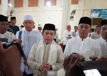 Gubernur Jambi, Al Haris, usai melaksanakan kegiatan Safari Ramadhan di Desa Pulau Batu, Minggu (09/04/2023) malam. (Foto: Novriansah -Kominfo)