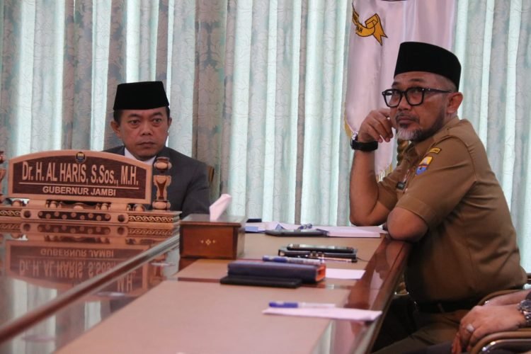 Gubernur Al Haris, dan Sekda Sudirman saat ikuti Rapat Pengendalian Inflasi Tahun 2023 melalui via Zoom, di Rumah Dinas Gubernur, Senin (10/04/2023). (Foto : Agus - kominfo)