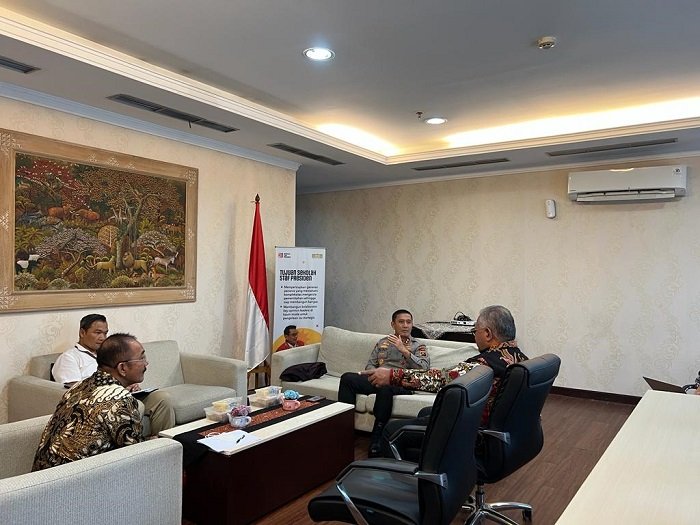 Kapolda Jambi, Irjen Pol. Rusdi Hartono saat melakukan silaturahmi bersama Deputi Kantor Staf Kepresidenan, Senin, (10/04/2023). (Dok. Humas Polda Jambi)