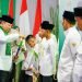 Jenderal Listyo Sigit Prabowo saat memeberi penghargaan kepada atlet Kesti TTKKDH. (Dok. Div Humas Polri)