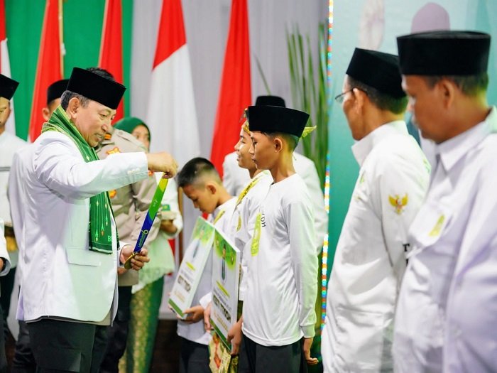 Jenderal Listyo Sigit Prabowo saat memeberi penghargaan kepada atlet Kesti TTKKDH. (Dok. Div Humas Polri)