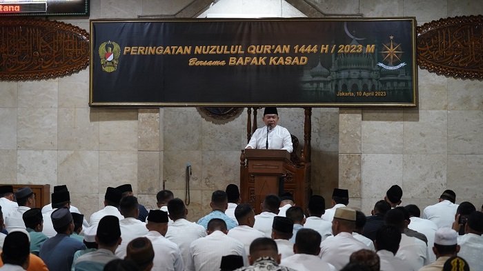 Kasad Jenderal TNI Dr. Dudung Abdurachman saat menghadiri peringatan Nuzulul Qur'an 1444 H/2023 M di Pusat Pembekalan Angkutan Angkatan Darat (Pusbekangad), Senin (10/4/2023). (Dok. Dispenad)