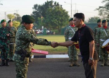 Kasad Jenderal TNI Dr. Dudung Abdurachman menjadi Irup pada persemayaman Alm. Serka Anumerta di Markas Komando Yonif PR 305/Tengkorak Kostrad Karawang Jawa Barat, Rabu (12/4/2023) (dok. Dispenad)