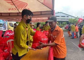Sinsen Berbagi Ribuan Paket Sembako di Bulan Penuh Berkah ndi Safety Riding dan Training Center Sinsen Paal 6, beralamat di Jalan Pangeran Hidayat Paal VI, Kecamatan Kotabaru, Kota Jambi. Rabu (12/04/2023). (dok. Ajeng - Sinsen)