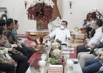 Al Haris menerima kunjungan Executive General Manager Pertamina Patra Niaga Regional Sumbagsel, Zibali Hisbul Masih, Selasa (12/4) bertempat di rumah dinas Gubernur Jambi. (Foto: Diskominfo/Erit Sutriedi)