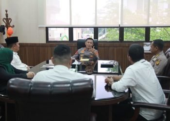 Kapolda Jambi, Irjen Pol. Drs. Rusdi Hartono, M.Si saat silaturahmi bersama Pengurus Baznas Provinsi Jambi, diruang kerja pada Rabu, (12/04/2023). (Humas Polda Jambi)