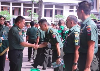 Kasad memberikan Bingkisan Lebaran kepada prajurit, PNS, maupun Office Boy (OB) di lingkungan Mabesad, Jakarta, Kamis (13/4/2023). (Dok. Dispenad)