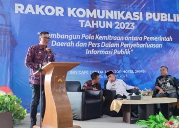 Kadis Kominfo Provinsi Jambi Drs. Ariansyah, ME saat memberi sambutan pada di Sky café Lantai 3, Hotel Wiltop Kota Jambi, Kamis, (13/04/2023). (Foto : RJ.COM/Haitami)