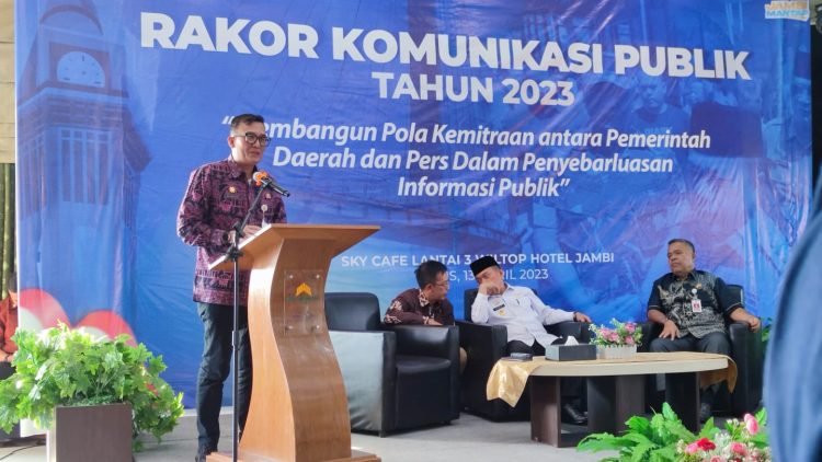 Kadis Kominfo Provinsi Jambi Drs. Ariansyah, ME saat memberi sambutan pada di Sky café Lantai 3, Hotel Wiltop Kota Jambi, Kamis, (13/04/2023). (Foto : RJ.COM/Haitami)