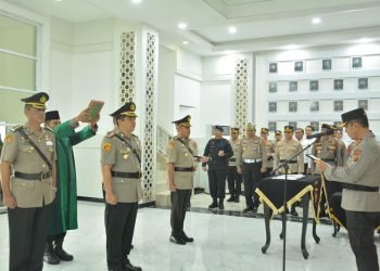 Sertijab Dir Intelkam dan Kepala SPN Polda Jambi di lobi utama Gedung Polda Jambi, Jum'at (14/04/2023). (Dok. Humas Polda Jambi)