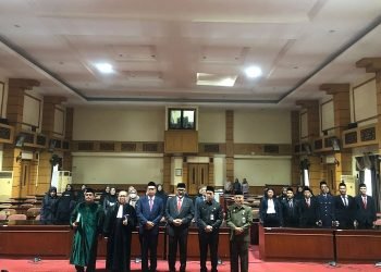 Sekda Sudriman saat melantik dan mengambil sumpah kepada 27 Pejabat Fungsional Pemprov Jambi, di Aula Kantor Disdik Provinsi Jambi, Jumat (14/4/23). (Dok. RJ.COM)