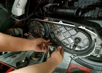 Mekanik sedang melakukan pengecekan V-belt Motor Skutik. (Dok. Ajeng Sinsen)