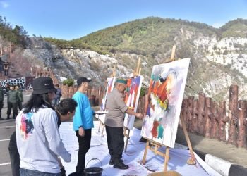 Irjen Pol. Prof. Dr. Chrysnanda DL, M.Si saat lakukan Art Perfrom di Kawasan Tangkuban Perahu (Dok. Div Humas Polri)
