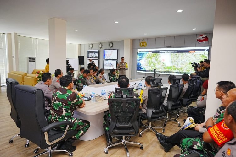 Kapolri Jenderal Listyo Sigit Prabowo saat meninjau 91 Command Center di Labuan Bajo, NTT, Minggu, (7/5/2023). (Dok.Div Humas Polri)