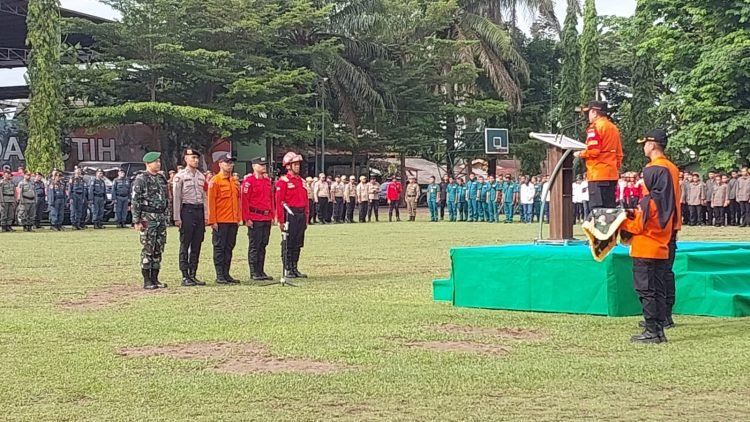 Al Haris saat pimpin Apel Siaga Darurat Penanganan Bencana Kekeringan, Karhutla Provinsi Jambi Tahun 2023, di lapangan Korem 042 Garuda  Putih Jambi, Senin (8/5/2023). (Dok. RJ.COM)