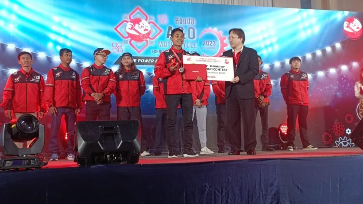 Teknisi Sepeda Motor Honda utusan PT Astra Honda Motor (AHM) berhasil meraih gelar terbaik kedua kategori motor regular pada ajang Honda Asia & Oceania Motorcycle Technician Skill Contest 2023 yang berlangsung di Honda Training Center, Bangkok, Thailand pada 23-24 Mei 2023. (Foto: AHM)