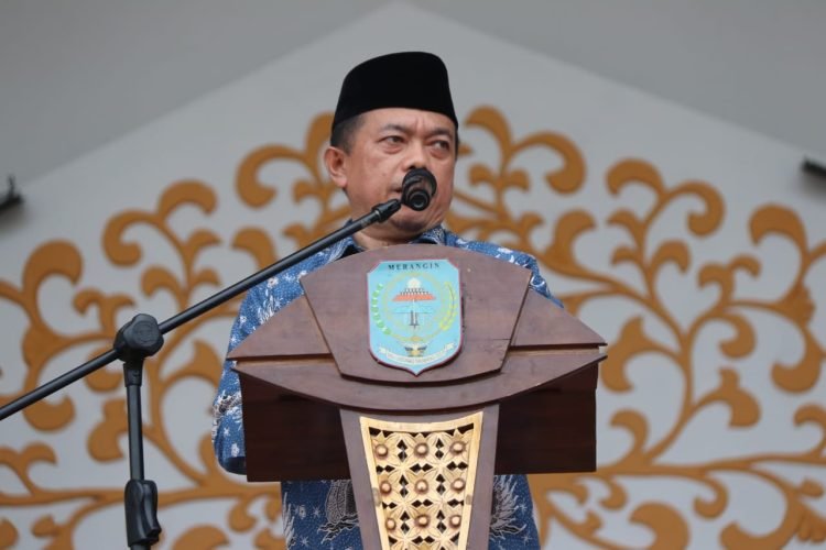 Al Haris saat menghadiri Pelantikan Pengurus DPC-APDESI Kabupaten Merangin Periode 2023-2028 di Lapangan Depan Kantor Bupati Merangin, Minggu, (28/052023). (Dok.  Foto : Agus Suprianto - Kominfo)