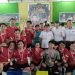 Gubernur Al Haris bersama peserta Liga Futsal 2023 di SMA 4 Kota Jambi, Senin (01/05/2023). (Dok. RJ.COM/Deni)