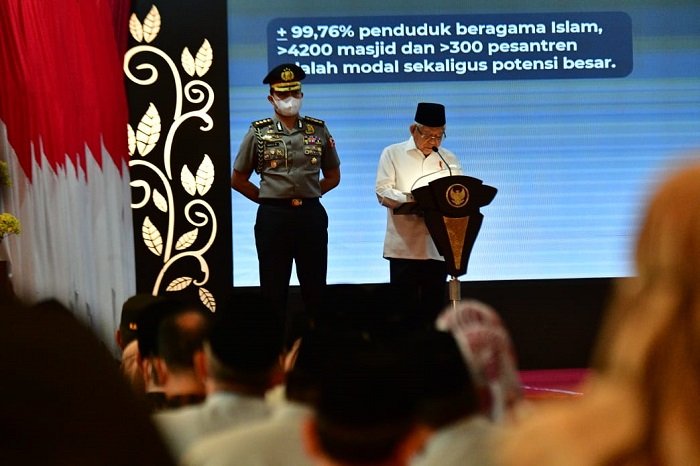 Wapres RI, Ma’ruf Amin saat menyampaikan sambutan pada acara Pengukuhan KDEKS Provinsi Jambi di Auditorium Rumah Dinas Gubernur Jambi, Kamis (04/05/2023). (Dok. Maria - Kominfo)