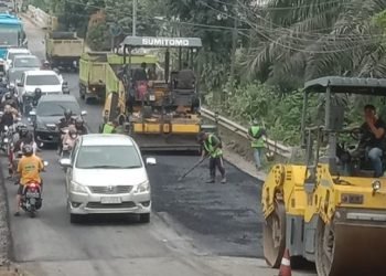 Perbaiki Jalan Buluran oleh Dinas PUPR Provinsi Jambi, Jumat (14/4/2023). (Dok. Jernih)
