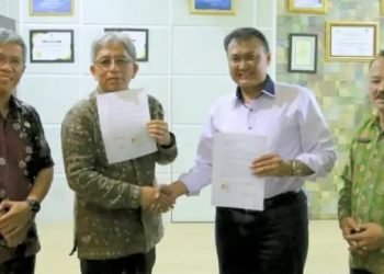 Kadis PUPR Provinsi Jambi teken kontrak pembangunan gedung Stadion Pijoan, Kamis (9/3/2023). (Dok. Jernih)