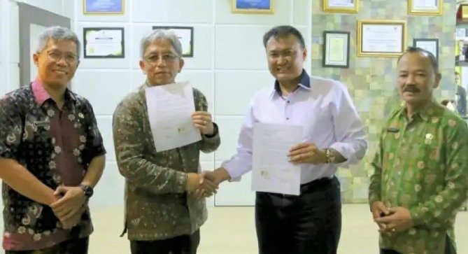 Kadis PUPR Provinsi Jambi teken kontrak pembangunan gedung Stadion Pijoan, Kamis (9/3/2023). (Dok. Jernih)