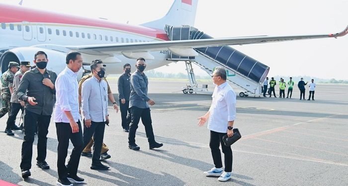 Tampak mendampingi Presiden Jokowi dalam penerbangan menuju Provinsi Lampung yaitu Menteri Pekerjaan Umum dan Perumahan Rakyat Basuki Hadimuljono, Menteri Badan Usaha Milik Negara Erick Thohir, dan Menteri Perdagangan Zulkifli Hasan. (Foto: Laily Rachev - Biro Pers Sekretariat Presiden)