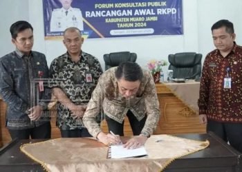 Pj Bupati Muaro Jambi Bachyuni Deliansyah,SH.MH membuka secara resmi acara Forum Konsultasi publik untuk rencana awal RKPD 2024 kabupaten Muaro jambi bertempat diruang pola kantor Bapeda Muaro jambi, Kamis (23/02/23). (Dok. Diskominfo Muaro Jambi)