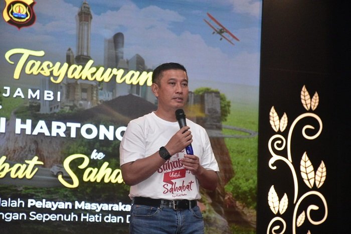 Kapolda Jambi saat menyampaikan kata sambutan pada acara tasyakuran
di Auditorium Rumdis Gubernur Jambi, Sabtu, (13/05/2023). (Dok. Humas Polda Jambi)