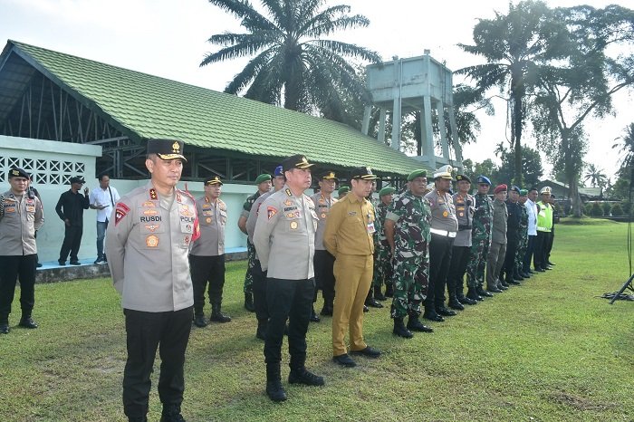 Kapolda Jambi, Irjen Pol Rusdi Hartono (paling kanan di barisan depan) saat mengikuti apel gabungan TNI-Polri dalam rangka persiapan pengamanan VVIP Presiden Republik Indonesia, di Lapangan Mayonif Raider 142/KJ pada Senin (15/5/2023) pagi. (Humas Polda Jambi)