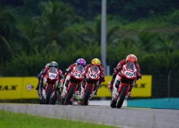 Rheza Danica Ahrens (123), Herjun Atna Firdaus (46), dan Veda Ega Pratama (54) saat memimpin jalannya race pertama ARRC yang berlangsung di Sepang International Circuit, Malaysia, Sabtu (13/5/2023). (Foto: AHM)
